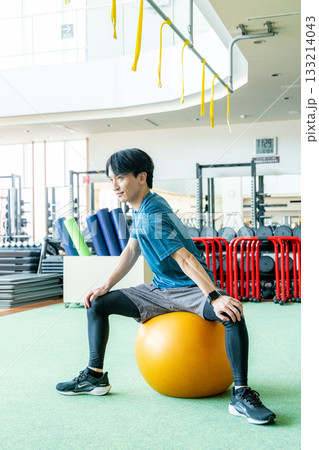 バランスボールに乗る男性 133214043