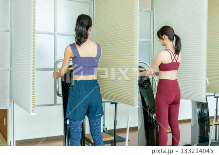 SONIXをする女性 133214045