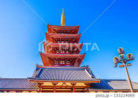 日本の東京都市景観 浅草寺の五重塔などを望む。インバウンド続く…青空が広がる東京＝11月17日 133214069