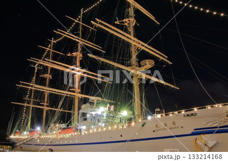 神戸メリケンパークと日本丸と海王丸 133214168