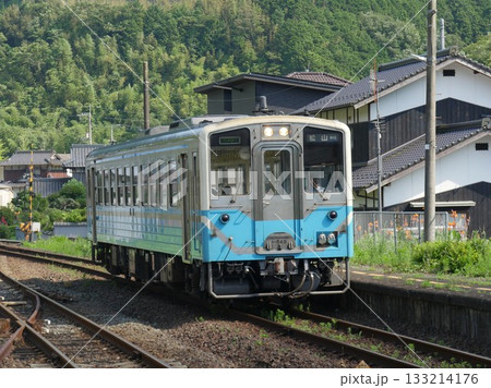 愛媛県のローカル線、伊予灘線を走る気動車列車 愛媛県のローカル線、伊予灘線を走る気動車列車 133214176