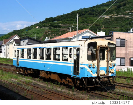 愛媛県のローカル線、伊予灘線を走る気動車列車 愛媛県のローカル線、伊予灘線を走る気動車列車 133214177
