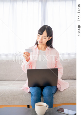 パソコンでネットショッピングをする若い女性 133214230