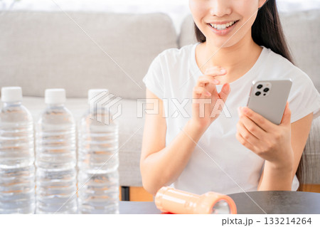 防災用品を確認する若い女性 133214264