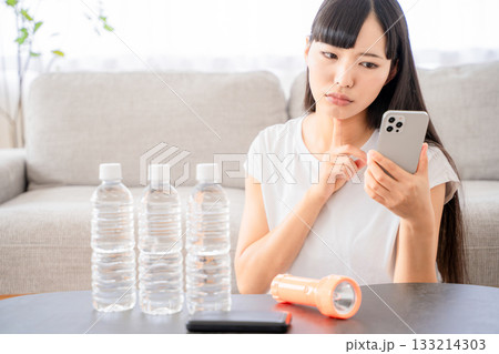 防災用品を確認する若い女性 防災用品を確認する若い女性 133214303