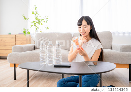 防災用品を確認する若い女性 133214366