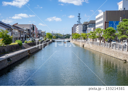 京橋川と松江市の街並み 133214381
