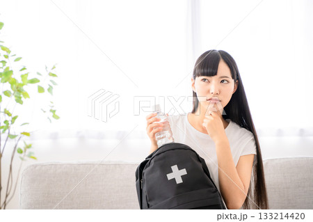 防災リュックを持つ若い女性 防災リュックを持つ若い女性 133214420