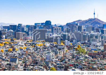 韓国 仁王山から眺める南山タワーとソウル市内 秋景 韓国 仁王山から眺める南山タワーとソウル市内 秋景 133214617