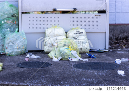 散乱しているゴミ捨て場　指定ゴミ袋に入れて捨てている 133214668