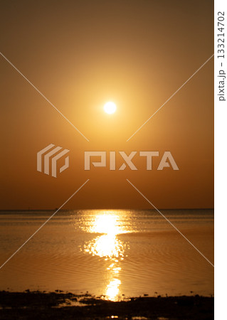 海に沈む夕日 海に沈む夕日 133214702