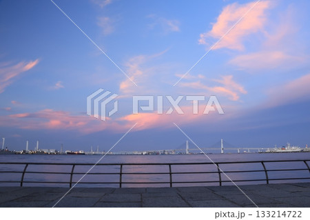 横浜みなとみらいにある臨港パーク 日没 横浜みなとみらいにある臨港パーク 日没 133214722