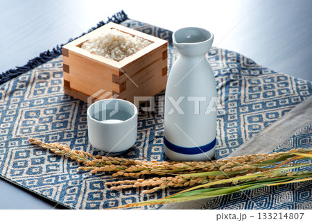 日本酒 お猪口と徳利 日本酒 お猪口と徳利 133214807