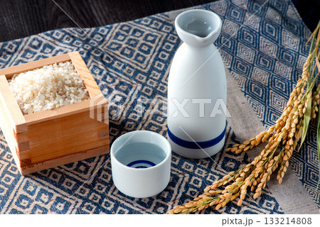 日本酒　お猪口と徳利 133214808