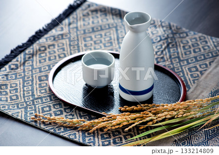 日本酒　お猪口と徳利 133214809