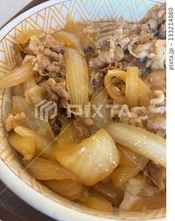 牛丼チェーン店で食べる「つゆだく・ねぎだくの牛肉」 牛丼チェーン店で食べる「つゆだく・ねぎだくの牛肉」 133214860