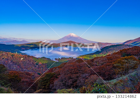 【神奈川県】紅葉期の箱根大観山から、芦ノ湖の雲海と富士山 【神奈川県】紅葉期の箱根大観山から、芦ノ湖の雲海と富士山 133214862