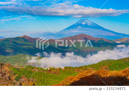 【神奈川県】紅葉期の箱根大観山から、芦ノ湖の雲海と富士山 133214871