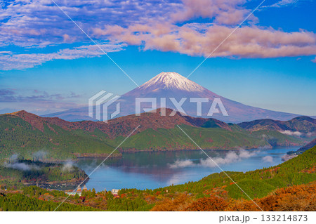【神奈川県】紅葉期の箱根大観山から、芦ノ湖の雲海と富士山 133214873