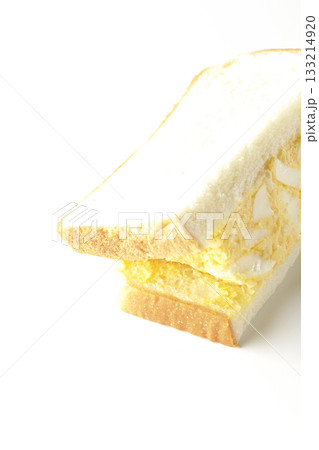 たまごサンドを白背景で単品撮影 133214920