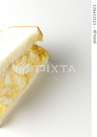 たまごサンドを白背景で単品撮影 133214921