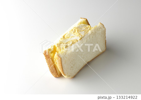 たまごサンドを白背景で単品撮影 133214922