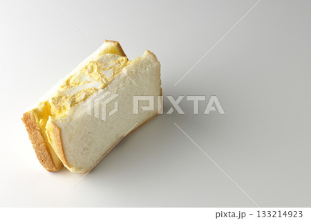 たまごサンドを白背景で単品撮影 133214923