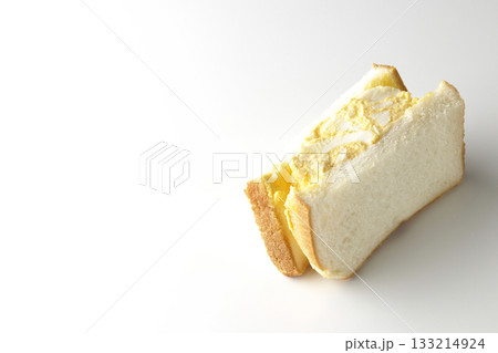 たまごサンドを白背景で単品撮影 133214924