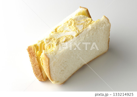 たまごサンドを白背景で単品撮影 133214925