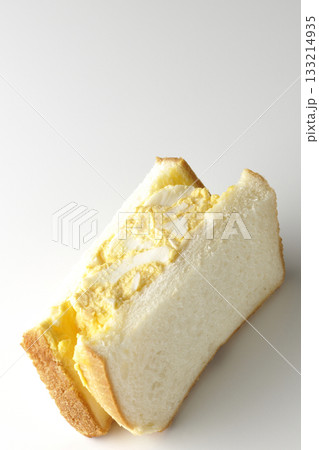たまごサンドを白背景で単品撮影 133214935