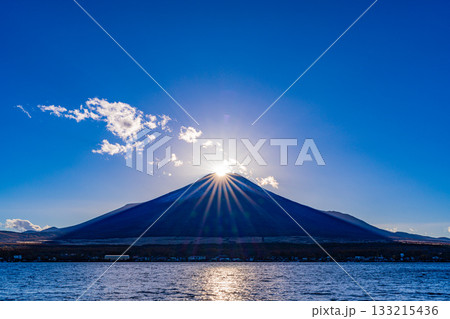 【山梨県】山中湖　ダイヤモンド富士 133215436