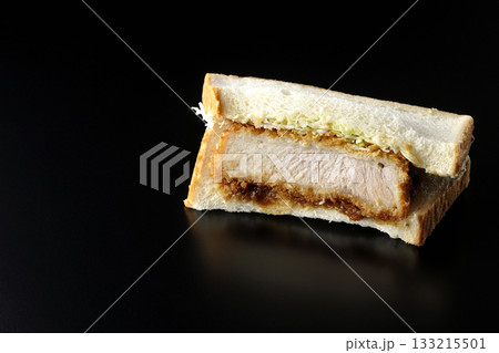 厚切りカツサンドを黒背景で単品撮影 133215501