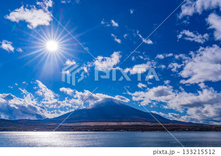 【山梨県】山中湖　ダイヤモンド富士を待つ 133215512