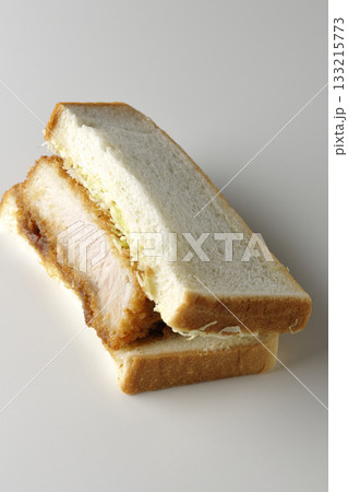 厚切りカツサンドを白背景で単品撮影 133215773