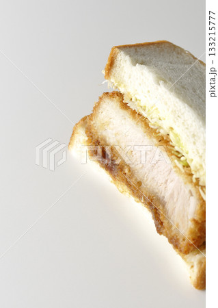 厚切りカツサンドを白背景で単品撮影 厚切りカツサンドを白背景で単品撮影 133215777