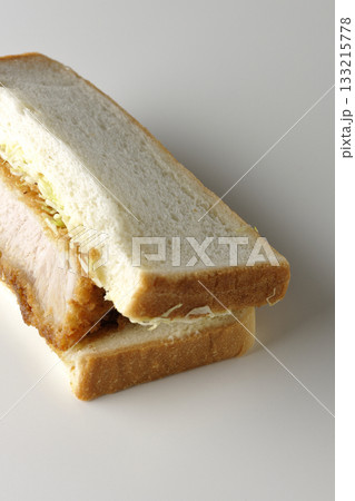 厚切りカツサンドを白背景で単品撮影 厚切りカツサンドを白背景で単品撮影 133215778