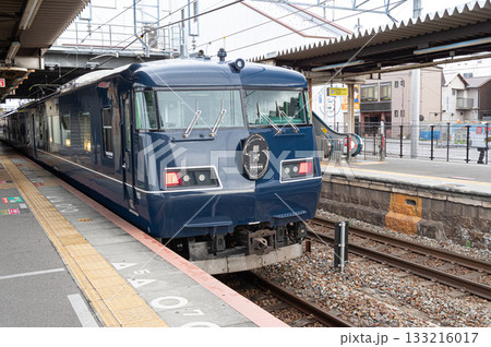 土山駅に止まっているWEST EXPRESS 銀河の後方車両 土山駅に止まっているWEST EXPRESS 銀河の後方車両 133216017