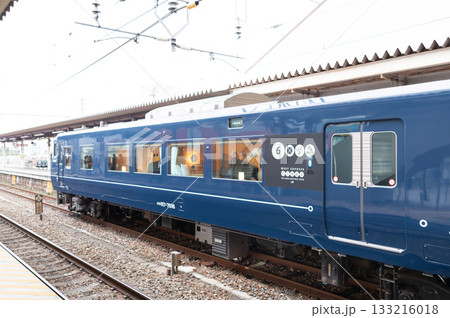 土山駅に止まっているWEST EXPRESS 銀河の後方車両の横側 土山駅に止まっているWEST EXPRESS 銀河の後方車両の横側 133216018