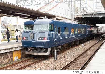 土山駅に止まっている早春のWEST EXPRESS 銀河の後方車両から前方に向かって隣ホームから撮影 133216019