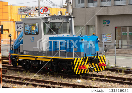 土山駅に止まっていた保守用車を右前方から撮影 土山駅に止まっていた保守用車を右前方から撮影 133216022