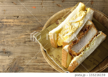 厚切りカツサンドとたまごサンド 133216159