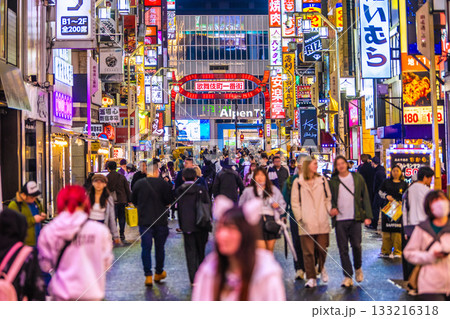 日本の東京都市景観 インバウンド続く…外国人観光客らで賑わう歌舞伎町・劇場通り一番街＝26日 133216318
