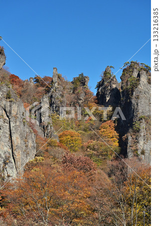 秋の紅葉に染まる 秋の紅葉に染まる 133216385