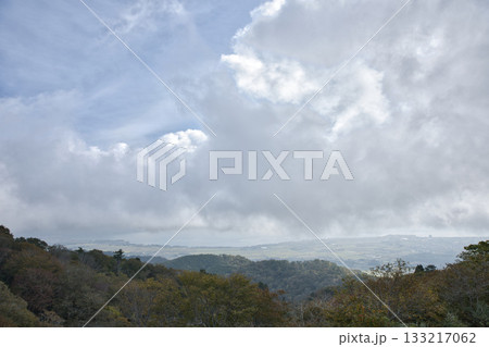 びわこ箱館山　山頂より低く立ち込める雲と少しだけ琵琶湖3 133217062