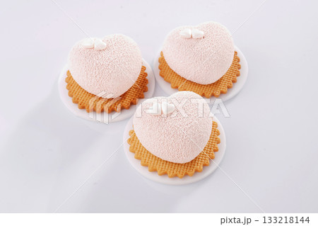 Close detailed view. Delicious cake against white background Close detailed view. Delicious cake against white background 133218144