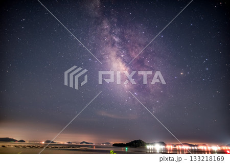 水面に映る光と、空を流れる銀河 133218169