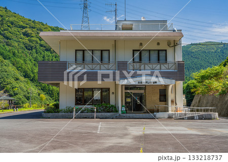 森町の太田川ダム管理事務所の風景(静岡県) 133218737