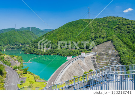 森町の太田川ダムのダム湖(かわせみ湖)の風景(静岡県) 森町の太田川ダムのダム湖(かわせみ湖)の風景(静岡県) 133218741