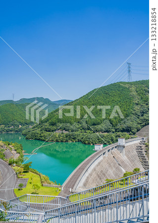 森町の太田川ダムのダム湖(かわせみ湖)の風景(静岡県) 133218854