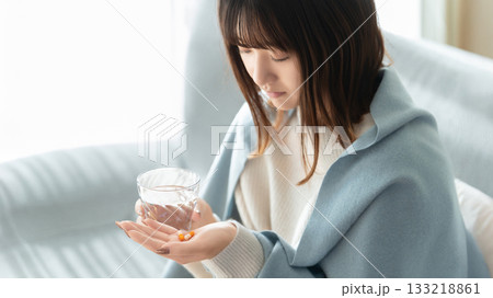薬を飲む体調不良の女性 薬を飲む体調不良の女性 133218861